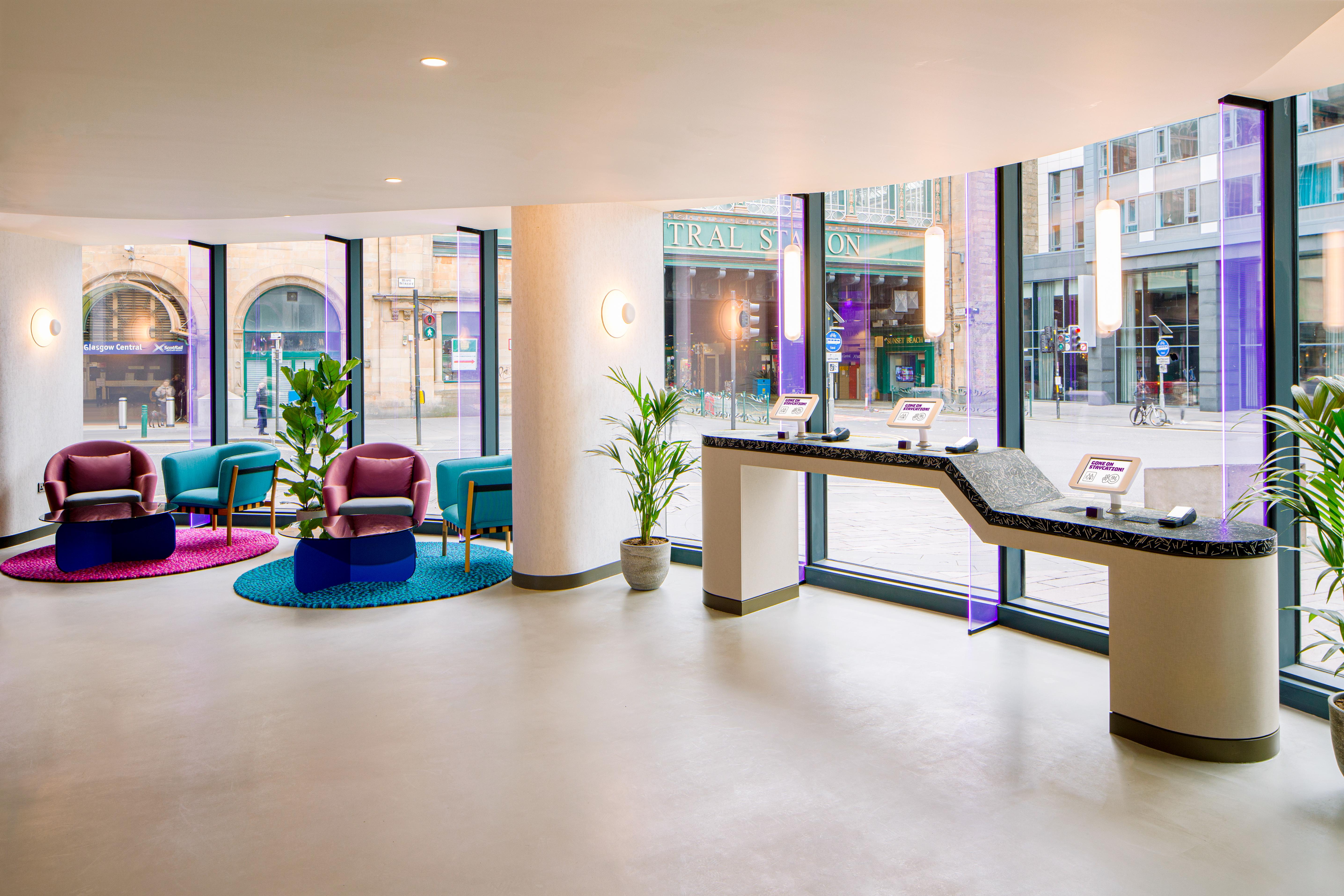 Yotel Glasgow Bagian luar foto Reception desk at Edinburgh Airport