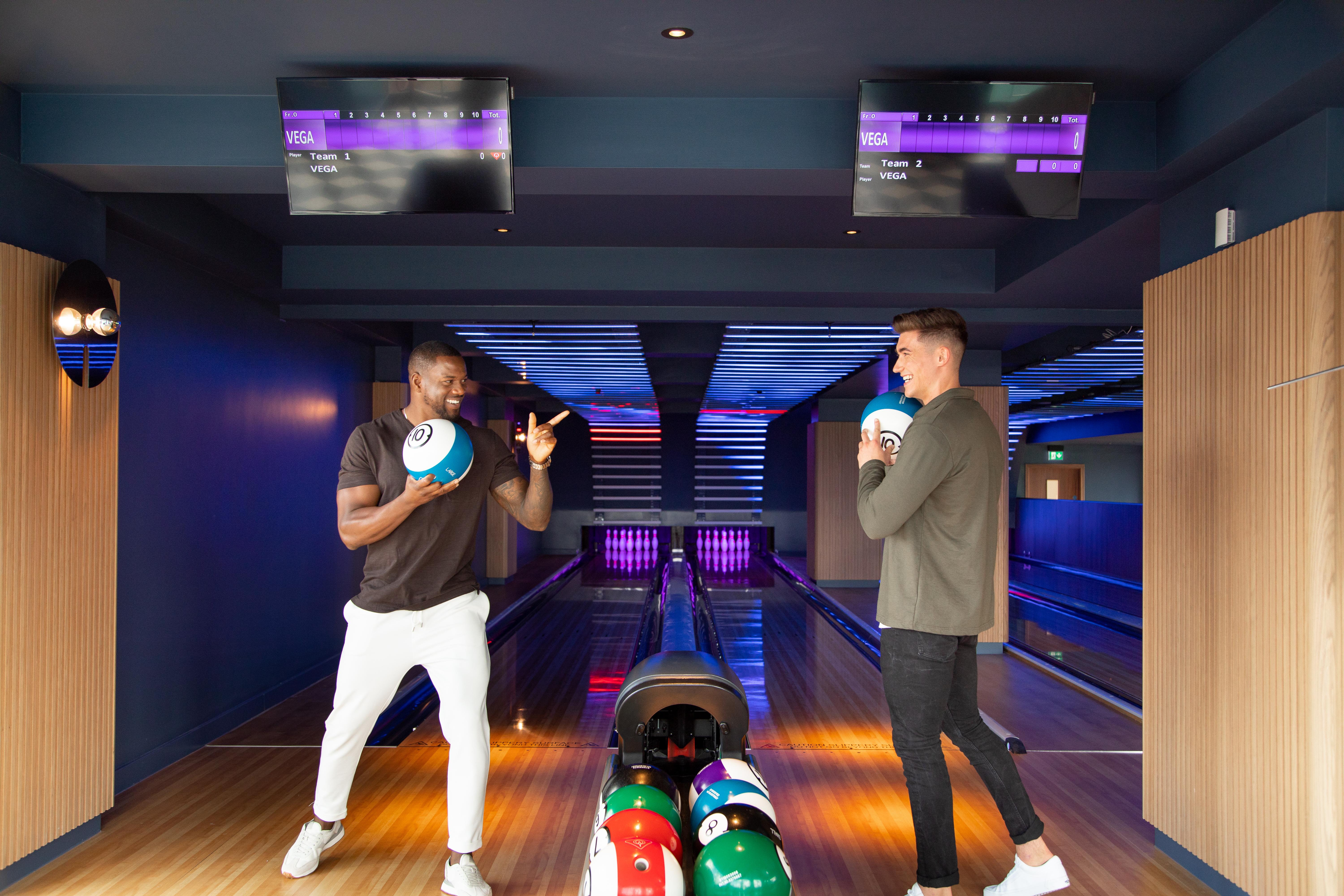 Yotel Glasgow Bagian luar foto Photo of two men playing bowling